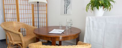 Gesprächssetting mit Tisch und Stühlen
